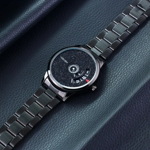 Detailansicht der Herrenuhr mit Stahlnetzband und rotierendem Sternenzifferblatt