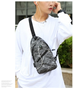 Vue détaillée du sac de poitrine camouflage gris avec port casque et poche zippée