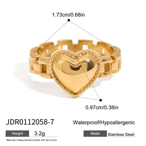 Détail macro des dimensions de la bague coeur doré 1.73cm et matériau hypoallergénique