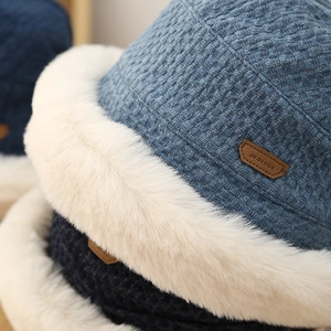 Detail des blauen Waffelgewebes und weißem Kunstpelzbesatz am Winter-Fischerhut