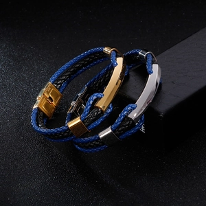 Détail macro de bracelets en cuir tressé avec fermoirs magnétiques en acier inoxydable