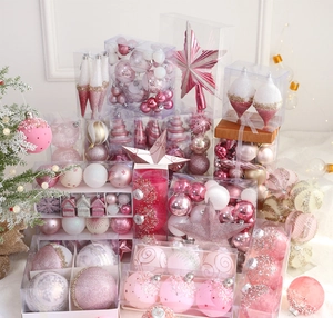 Vue macro de boules de Noël assorties roses et blanches en boîte cadeau
