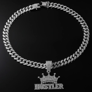 Collier maille cubaine argenté avec pendentif lettre Hustler et couronne sertie