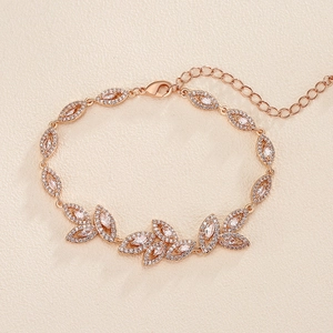 Detailansicht eines roségoldenen Blattarmbands mit marquise-förmigen Zirkonia-Steinen