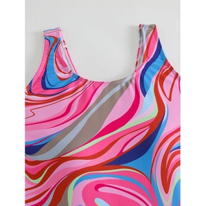 Détail macro de l'encolure en U sur un maillot de bain une pièce à imprimé marbré