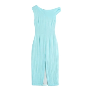 Robe bleu clair à épaule dénudée avec fente latérale et tissu texturé sur mannequin