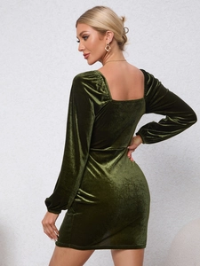 Mini vestido ajustado de terciopelo verde oscuro con cuello drapeado y espalda abierta