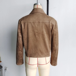 Vue détaillée du dos d'une veste en daim marron sur un mannequin de style minimaliste