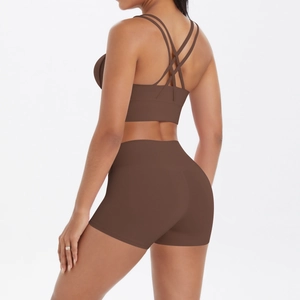 Ensemble de yoga marron chocolat avec soutien-gorge à brides et short taille haute