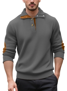 Détail d'un pull en maille gris pour homme avec coudières en daim marron et col boutonné