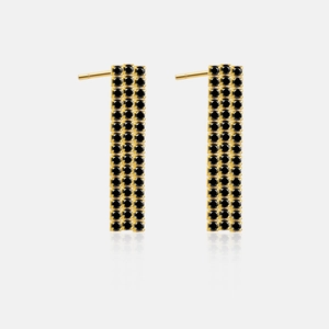 Détail de boucles d'oreilles S925 avec cristaux noirs pavés sur chaîne plaquée or