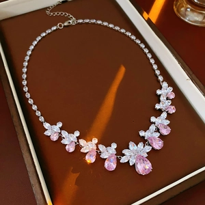 Détail du collier fleur en argent avec zircons roses et clairs dans une boîte à bijoux brune