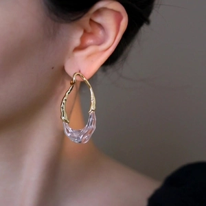 Boucles d'oreilles goutte d'eau irrégulières avec placage or 18k et résine transparente