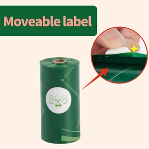 Vista detallada del rollo de bolsas ecológicas verdes para excrementos de perro con etiqueta.