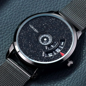 Nahaufnahme der ORUSS Herrenuhr mit schwarzem Sternenzifferblatt und Metallarmband