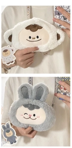 Dettaglio di mini borse in peluche a forma di mostro per cuffie, stili scimmia e coniglio