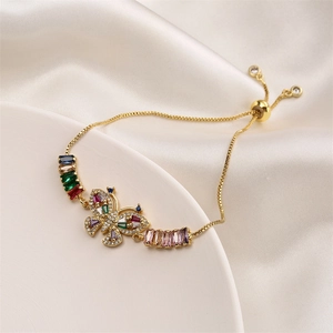 Dettaglio del bracciale a farfalla placcato oro 18K con zirconi multicolore e chiusura regolabile