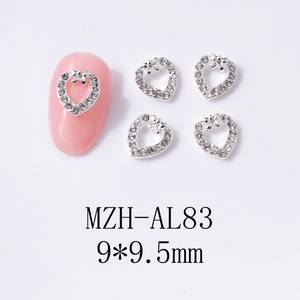Dettaglio macro dello strass per unghie a cuore argento con fiocco, gioiello 9x9,5mm