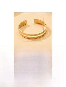 Especificaciones detalladas de un brazalete de acero inoxidable dorado con textura de perlas