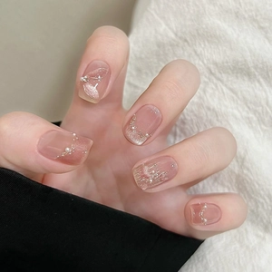 Faux ongles œil de chat roses avec dégradé français, perles et touches dorées