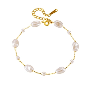 Retro stainless steel chain bracelet with irregular white pearls in a golden finish