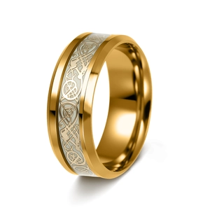 Détail d'une bague en titane doré brossé avec incrustation blanche et motifs de nœuds celtes