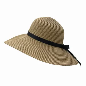 Dettaglio della trama del cappello di paglia a tesa larga con elegante fiocco in gros-grain