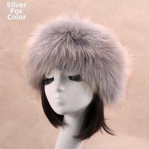 Détail d'un bandeau d'hiver en fausse fourrure de renard argenté à texture épaisse