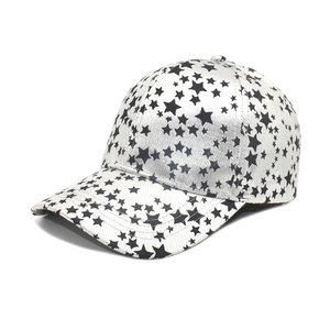 Casquette de baseball argentée à étoiles noires vue sous un angle de 45 degrés sur blanc