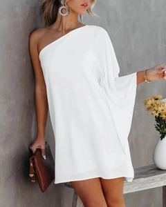 Détail de la robe blanche à une épaule avec dégradé et tissu en mousseline légère