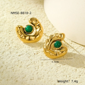 Details goldener C-förmiger Crinkle-Ohrringe mit Tigerauge, 1,7 cm Breite und 7,4 g Gewicht