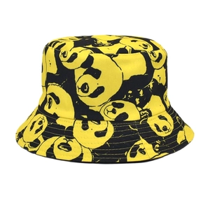 Gros plan du chapeau bob jaune avec des motifs imprimés de pandas noirs ludiques