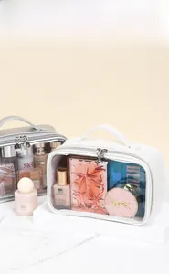 Dettaglio della borsa cosmetica in PVC trasparente con ampio spazio per il trucco