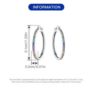 Vue détaillée des créoles en zircons arc-en-ciel avec mesures de 3,1 cm de diamètre