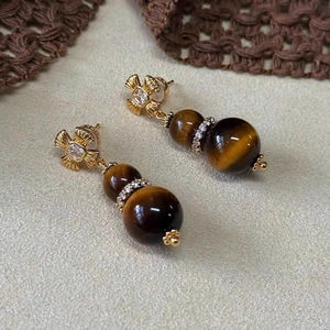 Tigerauge-Ohrringe mit Zirkonblumen und Goldsteckern im eleganten Maillard-Stil