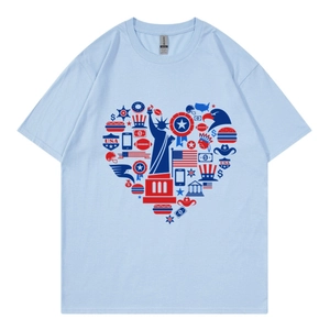 Détail du t-shirt en coton bleu clair avec imprimé graphique cœur patriotique américain