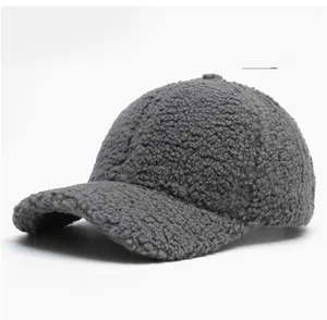 Détail d'une casquette de baseball en laine d'agneau grise avec visière courbée douce