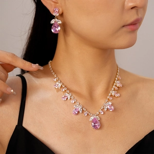 Parure élégante collier et boucles d'oreilles dorés avec pierres roses en forme de poire