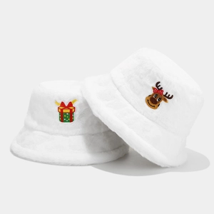 Dettaglio di cappelli a secchiello in peluche bianca con ricami natalizi di regali e renne