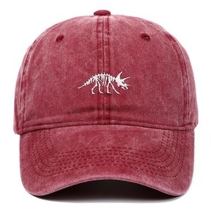 Vintage-Baseballkappe aus gewaschener Baumwolle in Burgund mit Triceratops-Stickerei