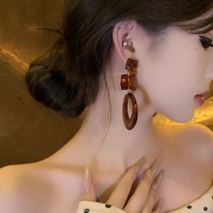 Retro geometric amber resin drop earrings featuring a three-tier vintage aesthetic design