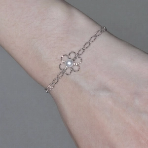 Minimalistisches Blumen-Perlenarmband-Set mit hohlem Blumenanhänger für Damen