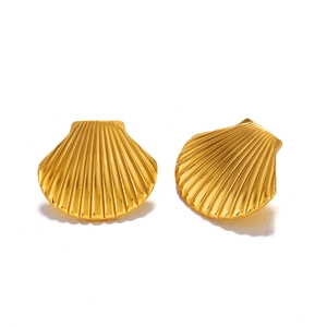 Boucles d'oreilles coquillage en acier inoxydable plaqué or 18K sur fond blanc pur