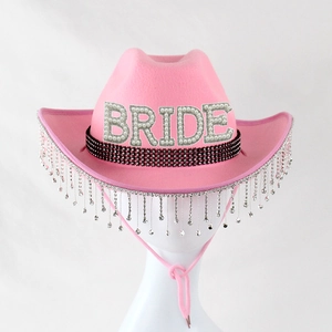 Detailansicht der rosa Braut-Cowboyhut mit BRIDE-Perlen-Text und funkelnden Silber-Quasten
