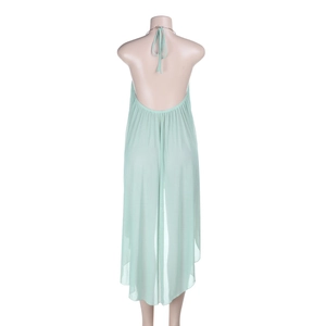 Vue détaillée du dos d'une robe en maille dos nu vert menthe avec collier en métal intégré