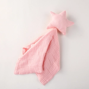 Dettaglio della copertina neonato in mussola di cotone rosa con peluche a stella