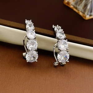 Boucles d'oreilles géométriques en argent avec cristaux de zircon dégradés étincelants