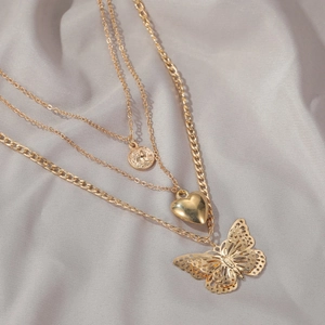 Collar dorado de tres capas con colgantes de moneda, corazón y mariposa en seda