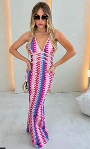 Détail du col en V avec dentelle délicate sur la robe longue à motifs zigzag colorés
