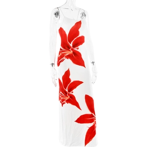 Détail de robe longue blanche avec imprimé floral rouge et coupe ajustée élégante